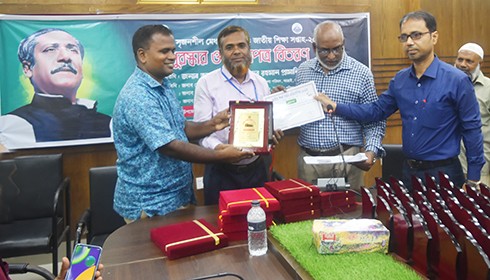 নওগাঁর আত্রাইয়ে একই প্রতিষ্ঠানের তিনটি শ্রেষ্ঠত্বের পুরস্কার অর্জণ